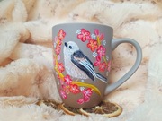 Kubek z zakochanym raniuszkiem w kwiatach ręcznie malowany 300 ml.