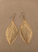 Kolczyki listki z brokatowym tłem, lekko złote