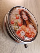 Ozdobne metalowe pudełeczko, kieszonkowa mini szkatułka - dziewczyna