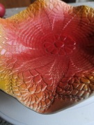 Talerz ceramiczny malowany na czerwono na żółto, ręcznie robiony, 22x5cm