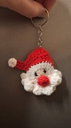 Mikołaj breloczek wykonany na szydełku w opakowaniu świątecznym