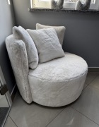 Fotel obrotowy - białe futerko