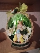 Dekoracja , stroik świąteczny wielkanocny w dużej oświetlonej pisance