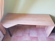 Biurko z półokrągłym obrzeżem