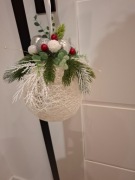 Bombka z nici udekorowana 