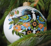 Kurpiowska wycinanka czarne dudki - szklana folkowa bombka