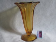 VINTAGE  WAZON  ART DECO BURSZTYNOWE SZKŁO PRASOWANE   Z PRL