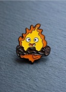 Przypinka metalowa emaliowana Calcifer Ruchomy Zamek Hauru Studio Ghibli