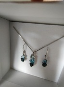 Piękny zestaw z białego złota i niebieskich topazów