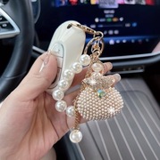 Elegancki brelok z perełkami i zdobioną zawieszką – kobiecy i efektowny
