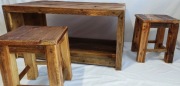 Zestaw mebli ze starego drewna//stolik kawowy z dwoma taboretami.