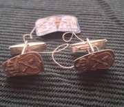 Srebrne spinki z herbem Uniwersytetu Jagiellońskiego.