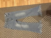 Spodnie z postrzępioną nogawką, jeansy xl