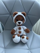 Miś w piżamce na szydełku 