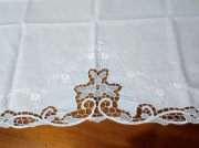Ręcznik ozdobny ręcznie haftowany z koronką 108x72
