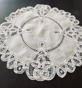 BIAŁA OKRĄGŁA SERWETKA Z KORONKĄ BRUKSELSKĄ