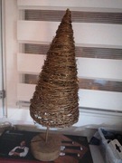 Choinka wilkina drewno stożek złoty kolor minimali