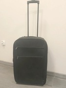 Średnia czarna walizka kabinowa na zamek z kieszeniami