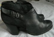 Clarks, czarne skórzane botki na obcasie 39/25cm