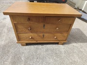 Komoda dębowa – solidny mebel w stylu klasycznym