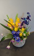 Duża kompozycja kwiatowa z irysami i tulipanami – handmade