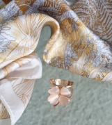 Klamra, pierścień do apaszki w kolorze kremowym, brzoskwiniowym. 