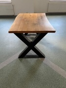 Biurko do biura lub domu. Drewniane, dębowe. Stalowe nogi.