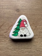 Skrzat świąteczny,magnes na lodówkę, malowany kamień