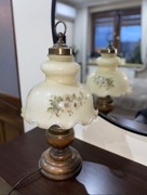 Kremowa lampa z ozdobną falbanką