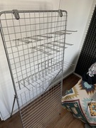 Stojak, ekspozytor sklepowy  z mocowaniem na emblemat, haczyki.