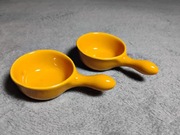 Żółte ceramiczne miseczki z uchwytami, do sosów, przypraw przekąsek. 