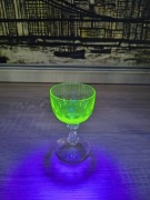 Kieliszek ze szkła uranowego