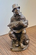 Rybak z rybą śliczna figurka jak z brązu