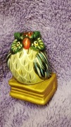 Ceramiczna ręcznie malowana figurka sowa na książce 