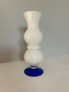 Stary szklany wazon bałwanek, białe mleczne szkło na kobaltowej nodze 