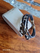 Skórzana brazoletka z kotwicą w kolorze mosiądzu.