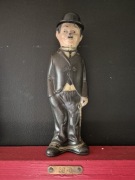 Figurka Charlie Chaplin, butelka na talk