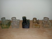 Stare kalamarze z wgłębieniem na pióro 