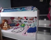 Łóżko piętrowe ze schodami 