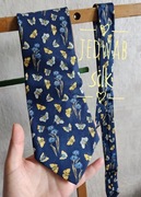 Granatowy krawat jedwabny w motyle