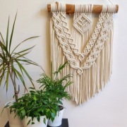 Makrama ścienna na grubej, naturalnej gałęzi