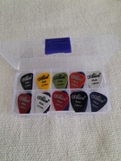 Kostki do gry na gitarze w fajnym pudełku, 24 szt. różnej grubości