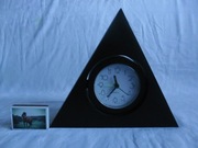 STARY BUDZIK QUARTZ CZARNY TRÓJKĄT DESIGN SPRAWNY