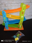 Zjeżdżalnia z małymi drewnianymi samochodzikami 