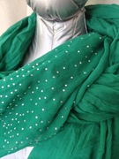 Elegancki, zielony szalik ozdobiony cyrkoniami, delikatnie gnieciony