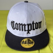 Czapka snapback „Compton” – nowa, biało-czarna, haft