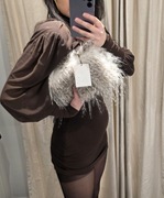 opertówka torebka piórka Zara na złotym łańcuszku pióra kremowa wieczorowa