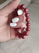 Czerwona bransoletka z koralików 10mm ze złotymi przekładkami.