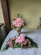 Komplet  na grób z jasno różowych peonii, róż i stórczyków z bukietem