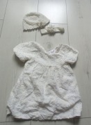 Sukienka elegancka z kompletem ażurowa czapeczka z kwiatuszkiem 